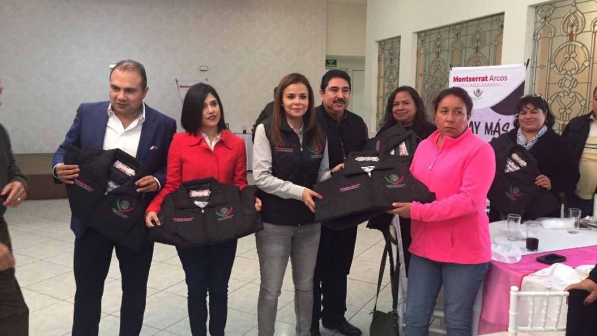 Entrega diputada chalecos y rocas de reyes a líderes de colonia