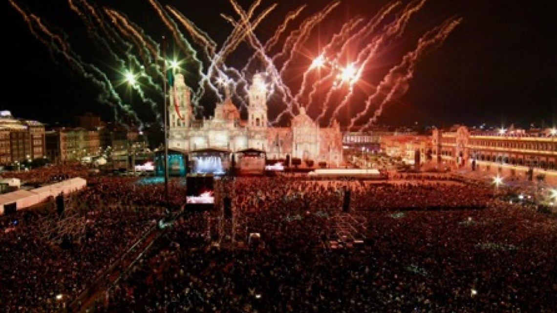 Ante un Zócalo abarrotado, AMLO da “El Grito” de la Independencia de México