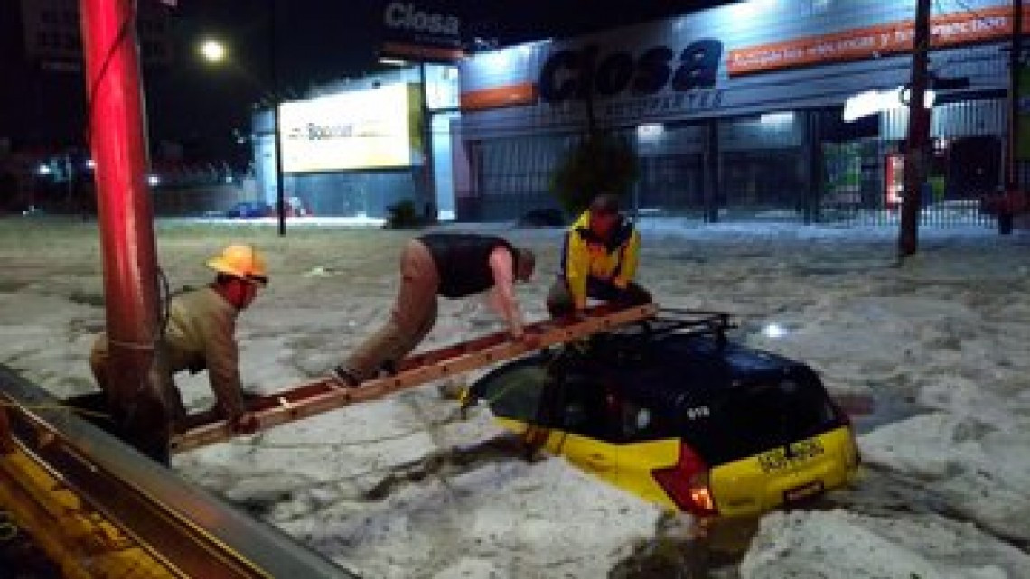 Granizada deja a Guadalajara “sepultada”