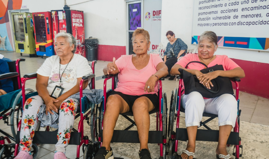 Gobierno Municipal de Carlos Peña Ortiz entrega 15 sillas de ruedas