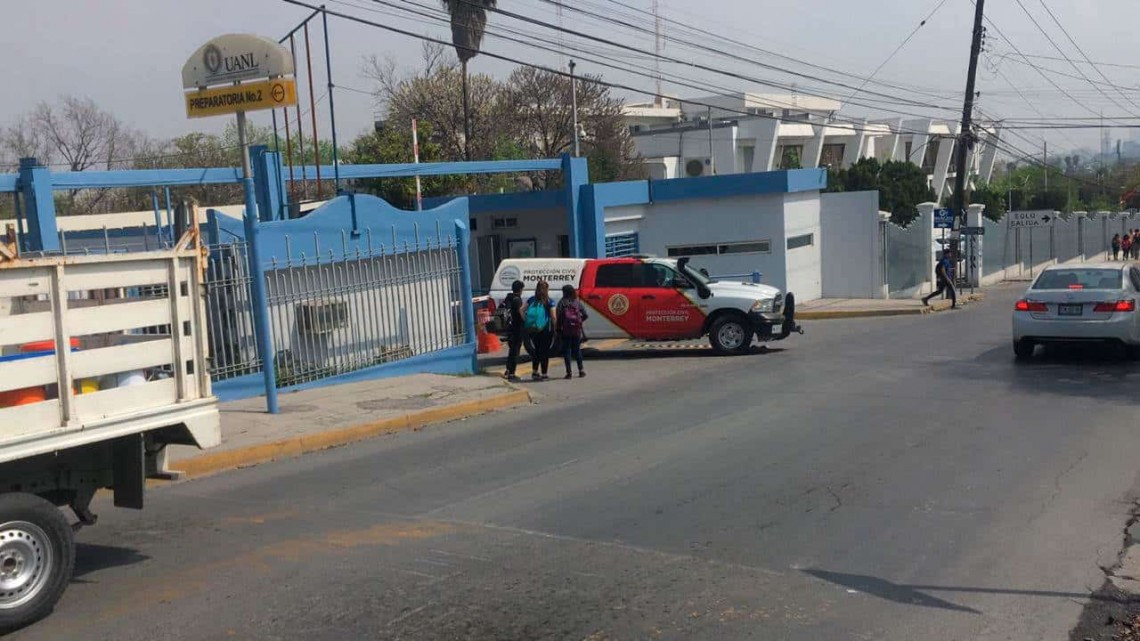 Estudiante de preparatoria se lanza de segundo piso