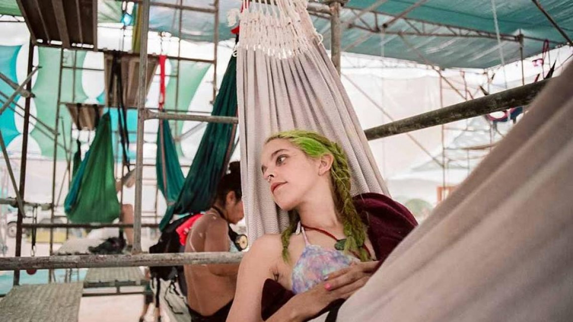 Muestra actriz porno su cuerpo tras accidente de tránsito