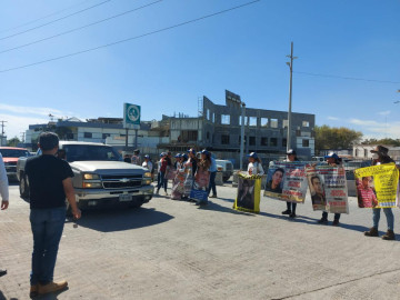 Bloquean puente internacional por nuevo censo de desaparecidos
