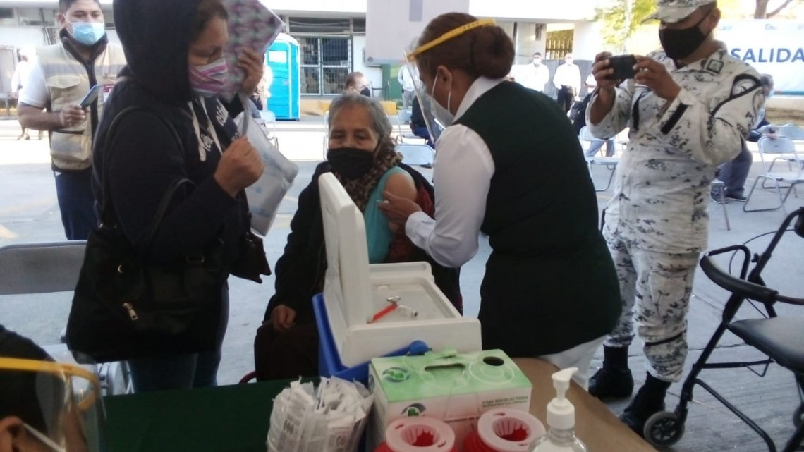 Adultos mayores madrugan por vacuna contra covid-19 