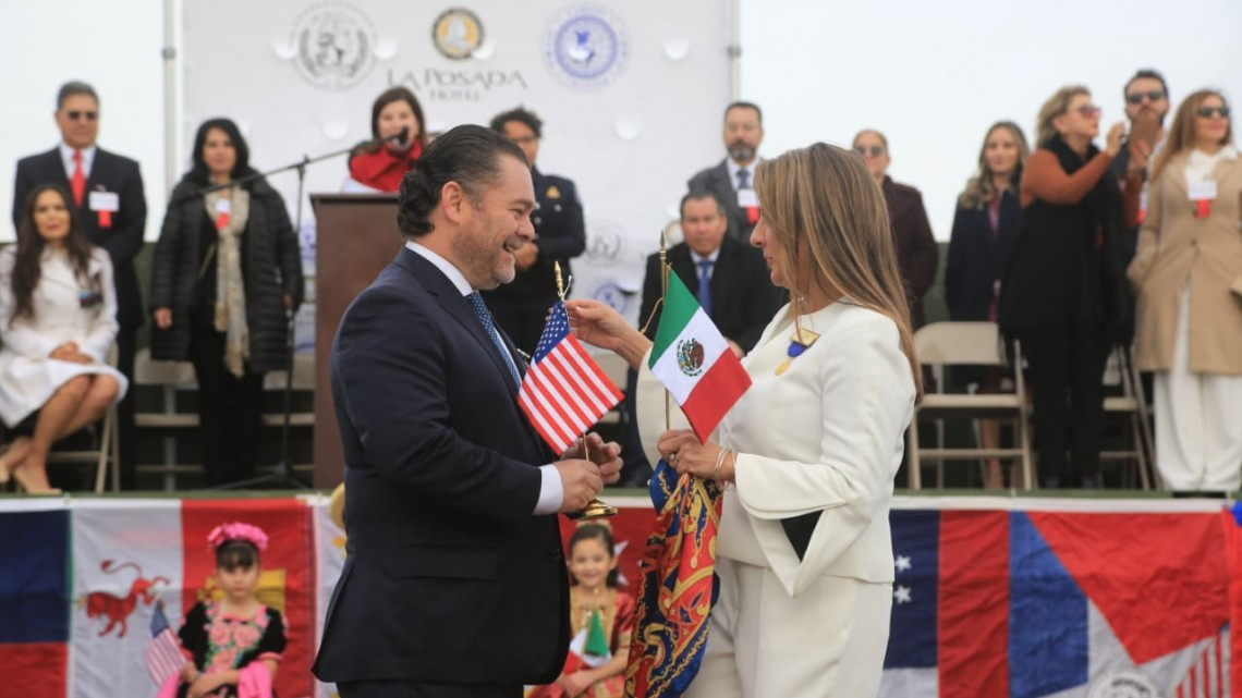 Abrazo de hermanad en el puente internacional Juárez-Lincoln