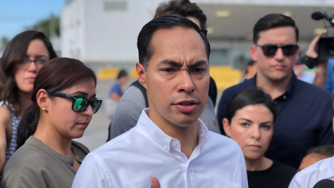 Visita Julián Castro campamento de migrantes en Matamoros