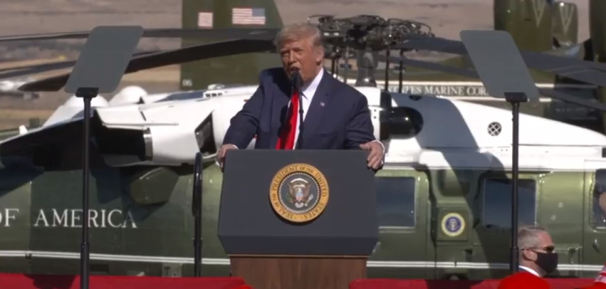 Sin distanciamiento social, Donald Trump llega a Arizona para campaña presidencial 