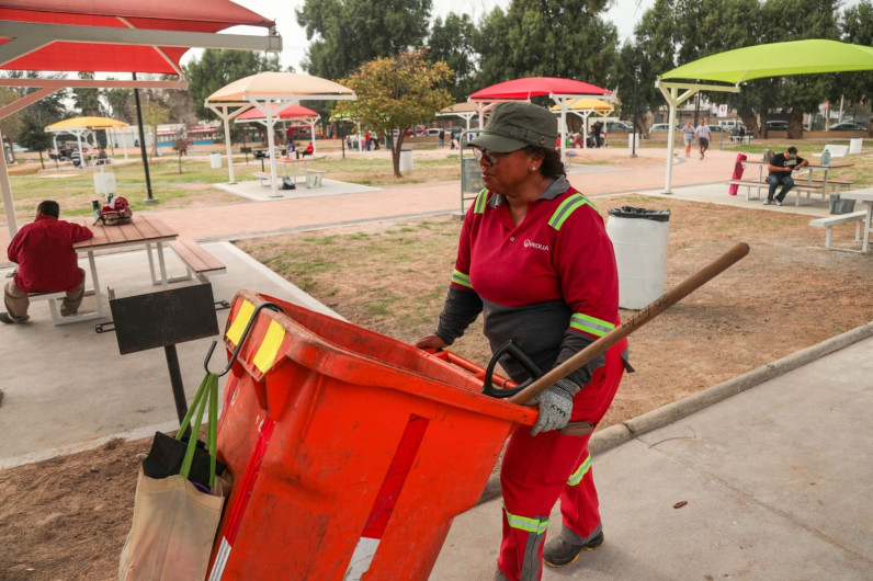 Despliegan intenso trabajo de mantenimiento en plazas, parques y áreas verdes