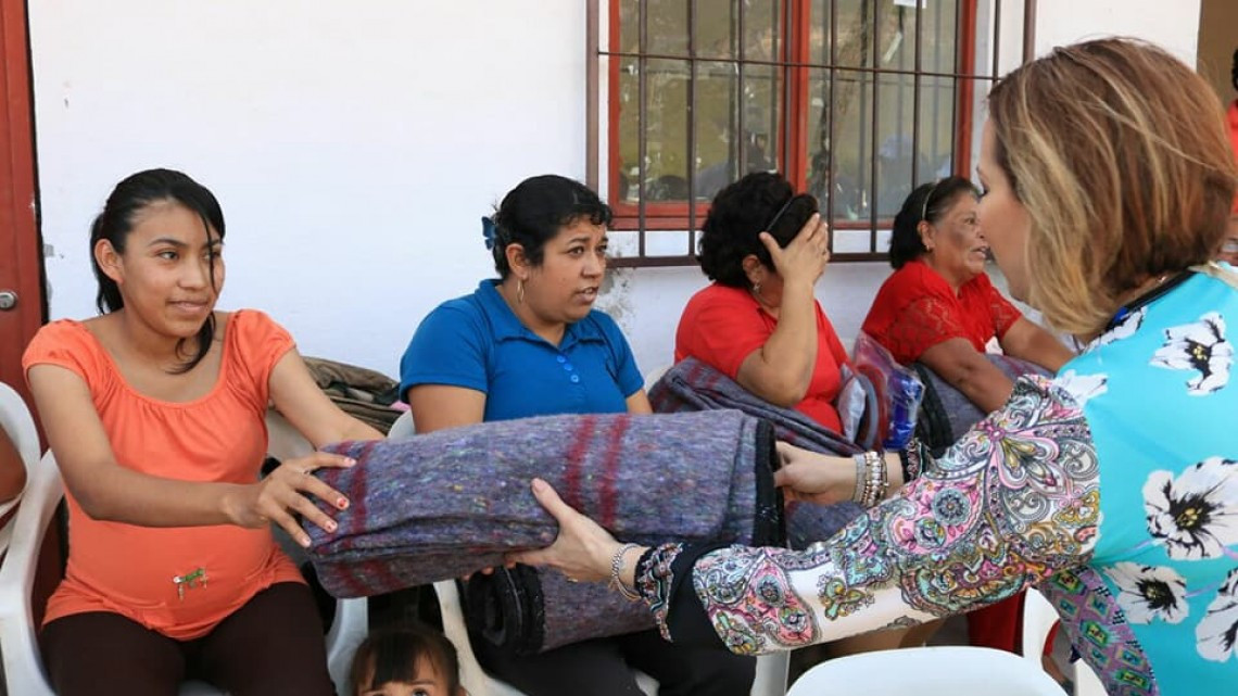 Entregan juguetes en el ejido El Huizachal