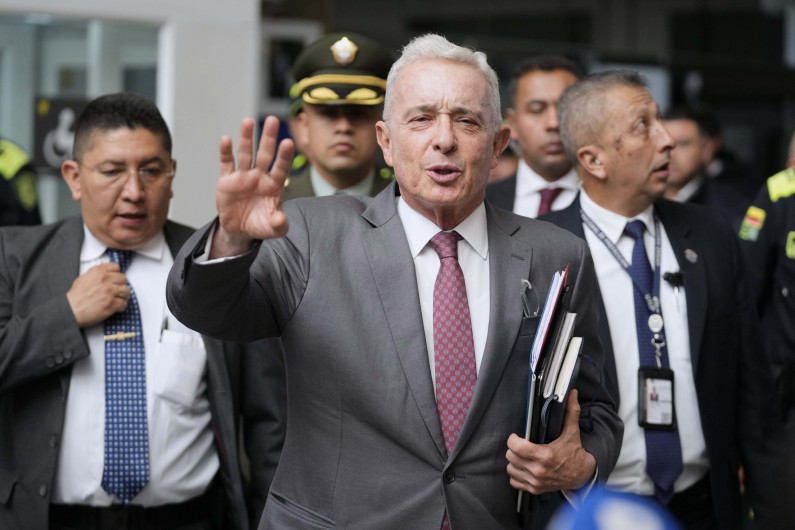 Álvaro Uribe es condenado a 12 años de prisión domiciliaria por soborno y fraude procesal