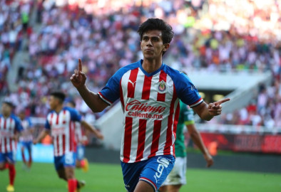 ¡Chivas sin delantero!  Macias queda fuera del Apertura 2022 por lesión en la rodilla 