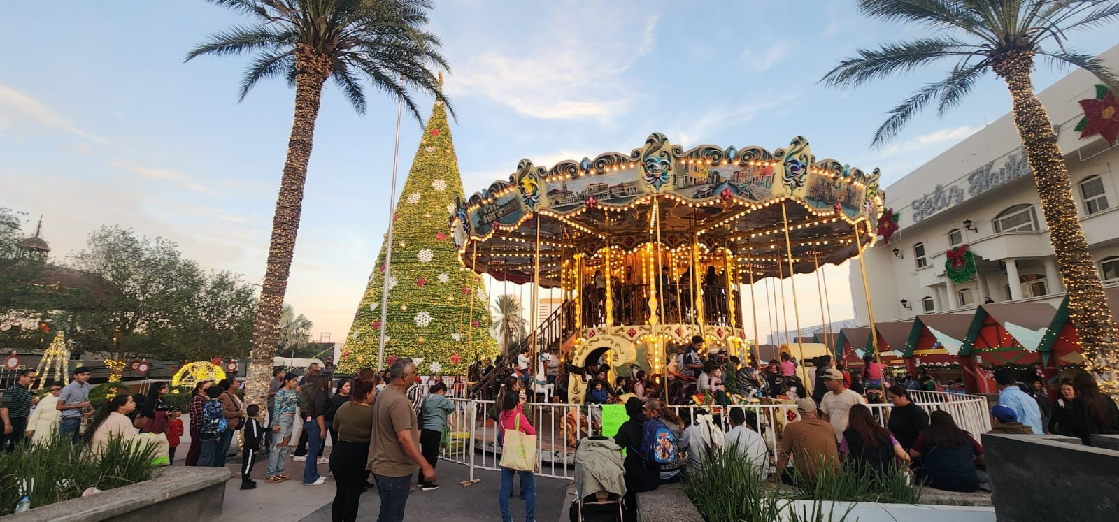 El Alcalde Carlos Peña Ortiz te invita a disfrutar el espíritu navideño en la plaza principal de Reynosa