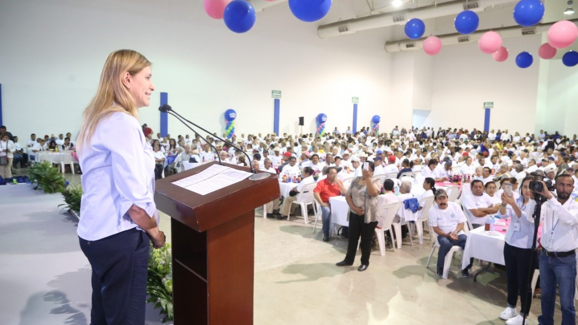 Celebra Maki a abuelitos en su día