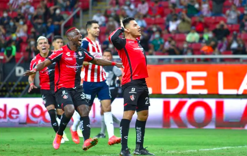 ¡De mal en peor! Atlas se mete al Akron y vence por la mínima a Chivas 