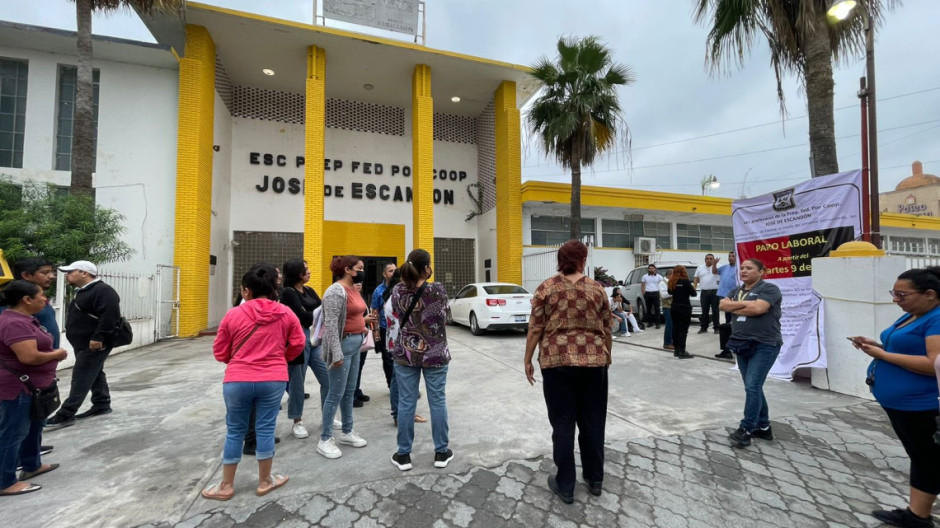 Maestros realizan paro de labores; exigen salario y prestaciones