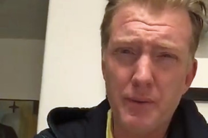 Josh Homme se disculpa en twitter por patada a fotógrafa