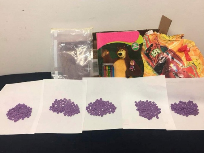 Decomisan 500 pastillas de metanfetamina en libro para colorear