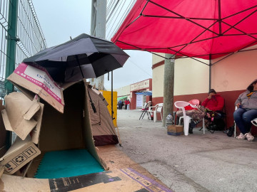 Padres acampan afuera de la Secundaria Técnica 59 para asegurar un lugar para sus hijos