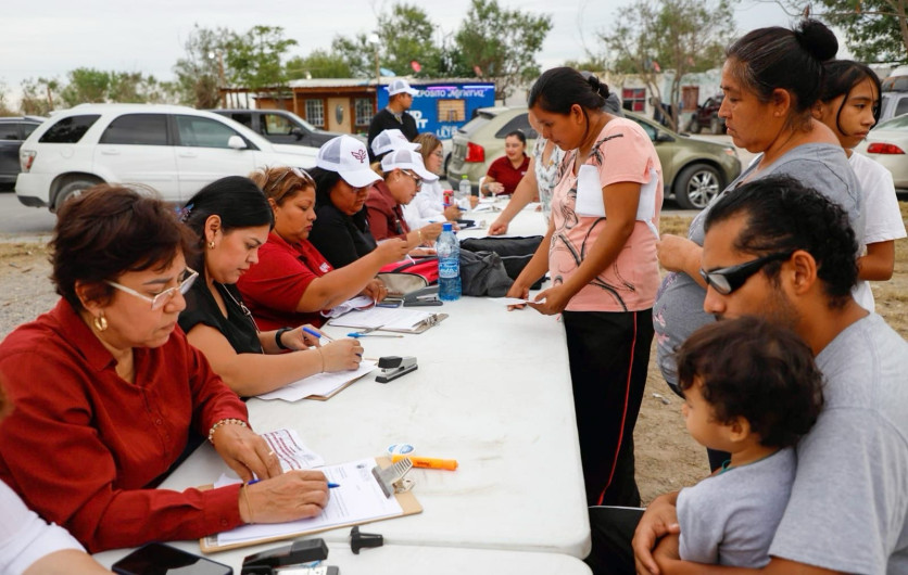 Entregó Carlos Peña Ortiz beneficio a usuarios de COMAPA en Rincón de Las Flores