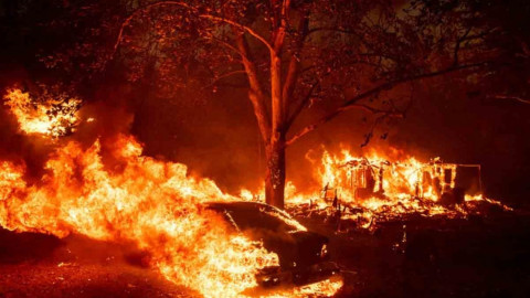 Desalojan casas por fuertes incendios en California