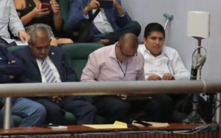 ¡Lo vuelve a hacer! Diputado se queda dormido por tercer vez