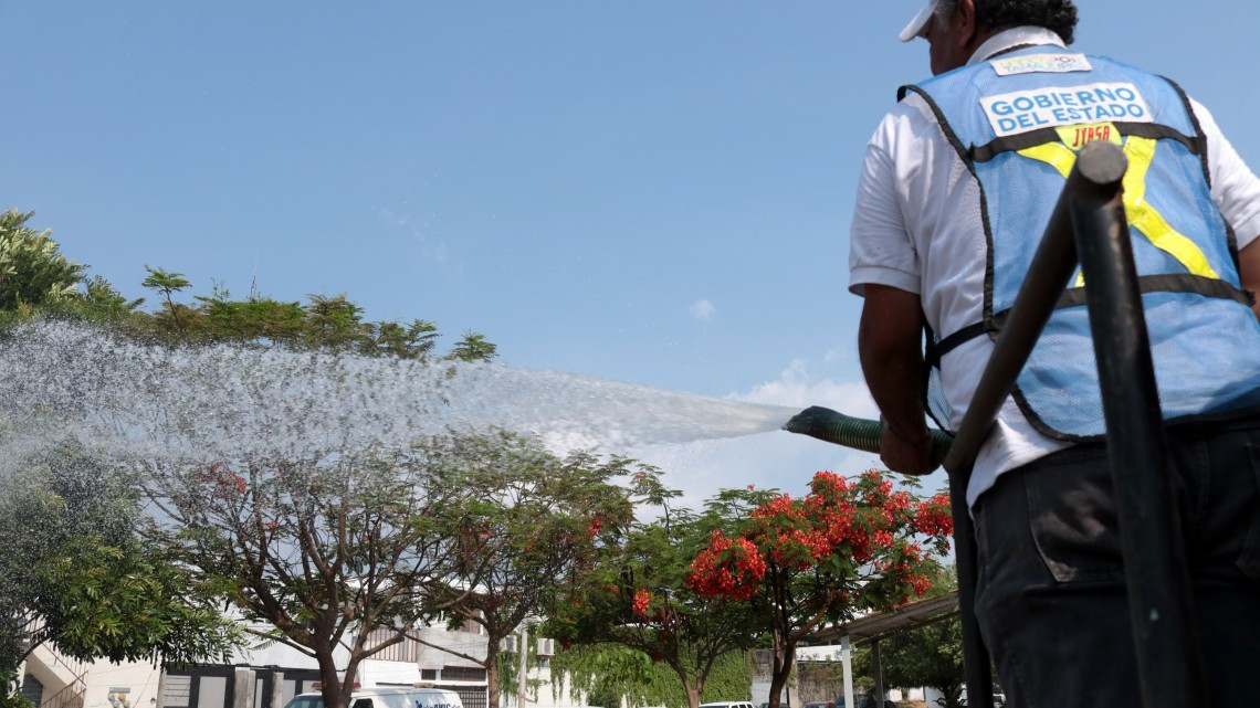 Aprovechan agua tratada en Ciudad Victoria regando plazas públicas, áreas verdes y parques