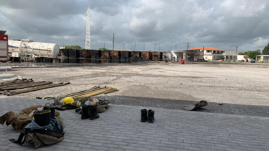 Controlan Bomberos incendio; continúan trabajando pare evitar reinicie el fuego