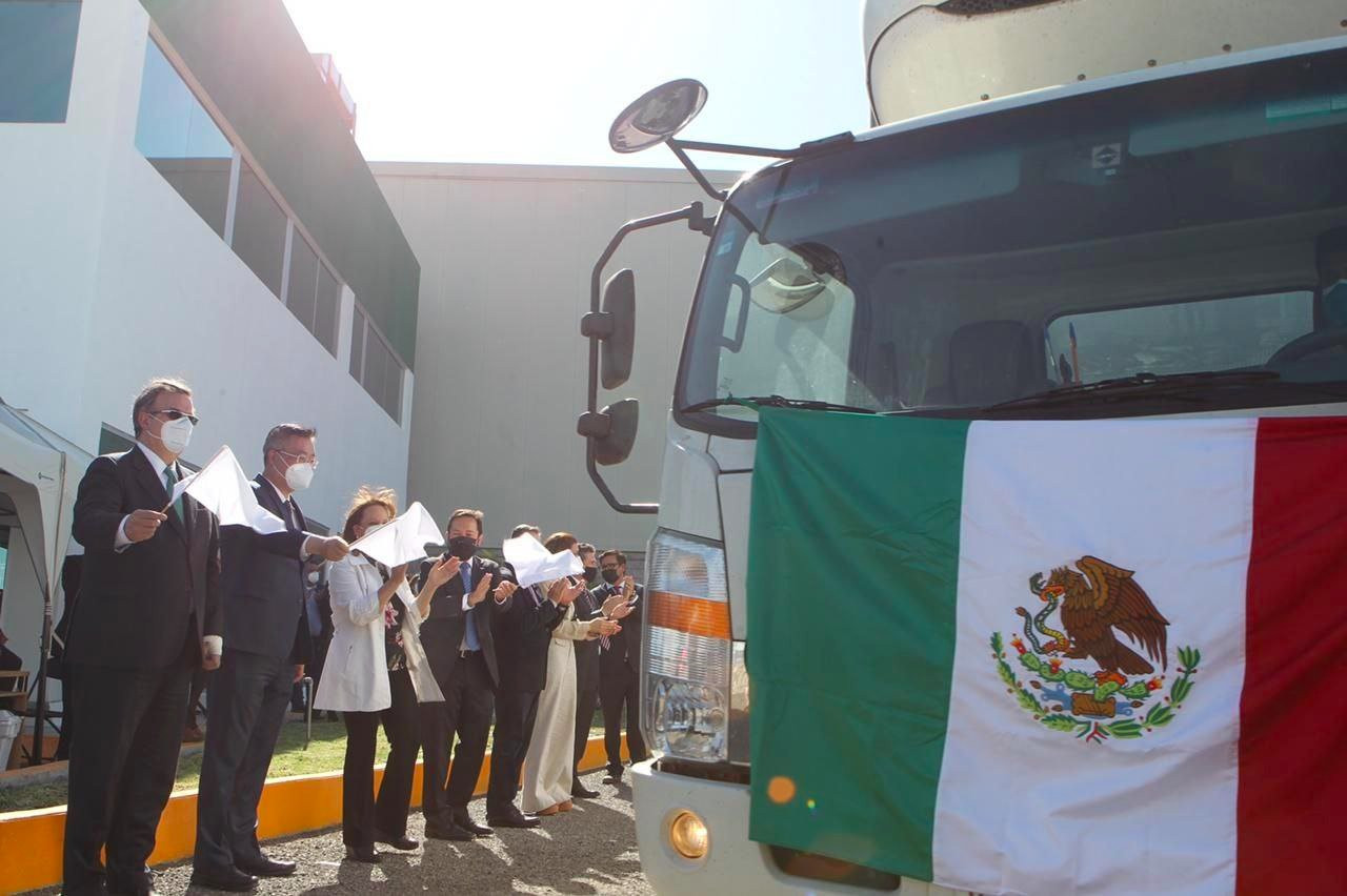 Salen las primeras 940 mil dosis de la vacuna de CanSino contra el COVID-19 en México