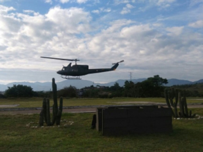 Busca Marina a tripulantes de helicóptero accidentado