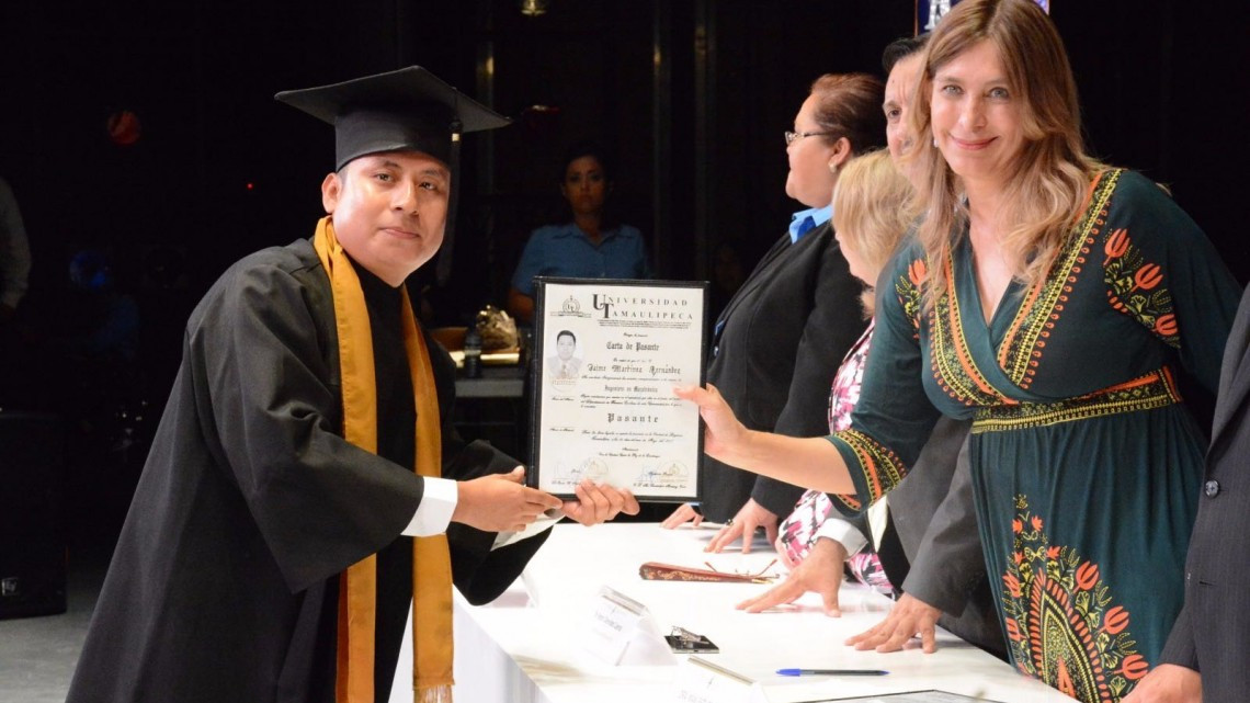 Presencia Maki Ortiz graduación de nuevos profesionistas