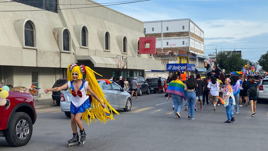 Pintan las calles de arcoíris 
