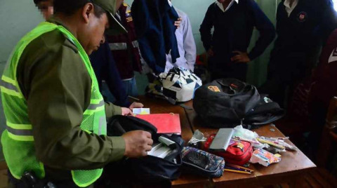 Policías decomisan armas réplica y navajas en operativo Mochila Segura