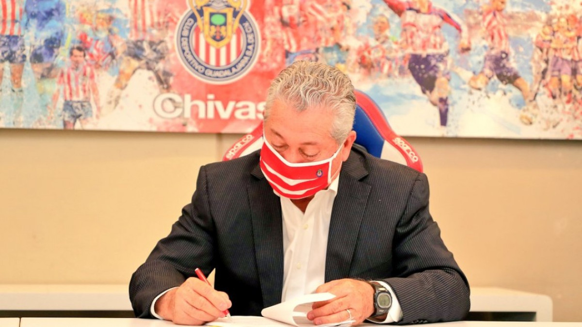 Presenta Chivas a Víctor Manuel Vucetich como su nuevo DT