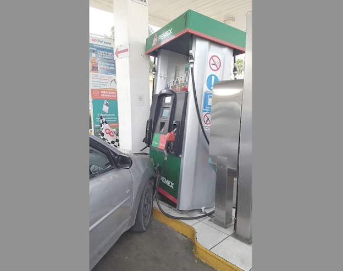 Choca mujer con bomba de gasolina