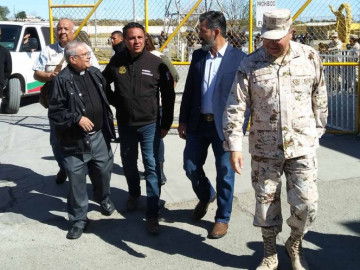 Legislador de Texas visita albergue en Piedras Negras