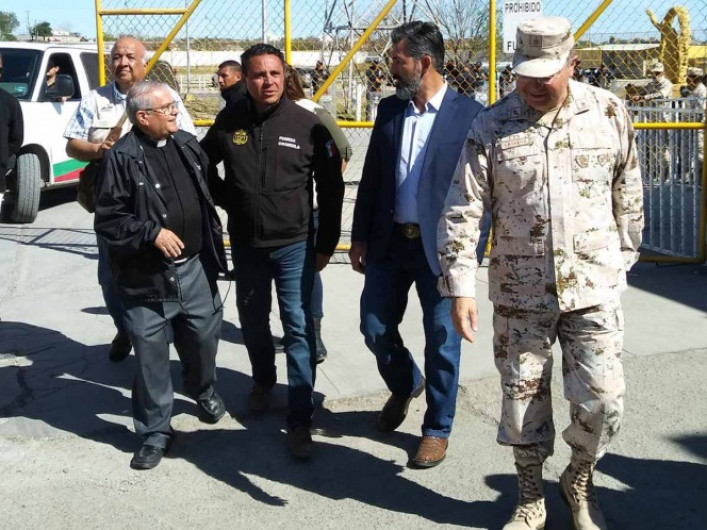 Legislador de Texas visita albergue en Piedras Negras