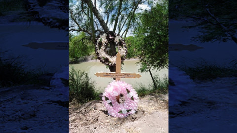 Colocan una cruz en el río Bravo en memoria de Óscar Alberto y Angie Valeria