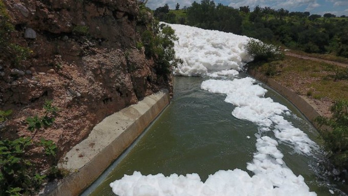 Desaparece hombre en espuma tóxica en Puebla