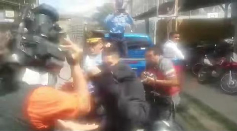 Delincuente lanza patada a camarógrafo durante arresto