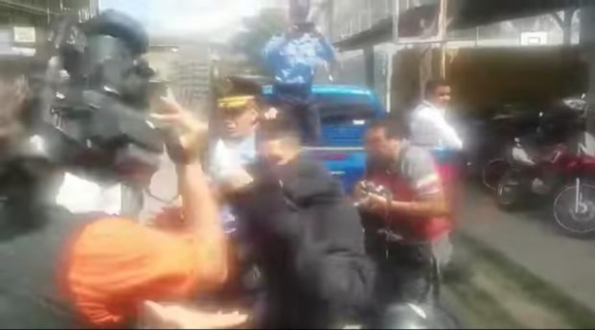 Delincuente lanza patada a camarógrafo durante arresto