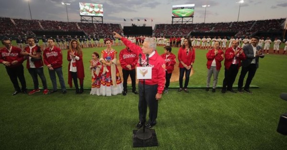 “Porra fifí” recibe a AMLO en la inauguración del estadio de Diablos