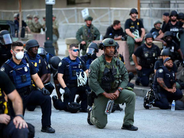 Policía se arrodillan en apoyo a los manifestantes por la muerte de George Floyd