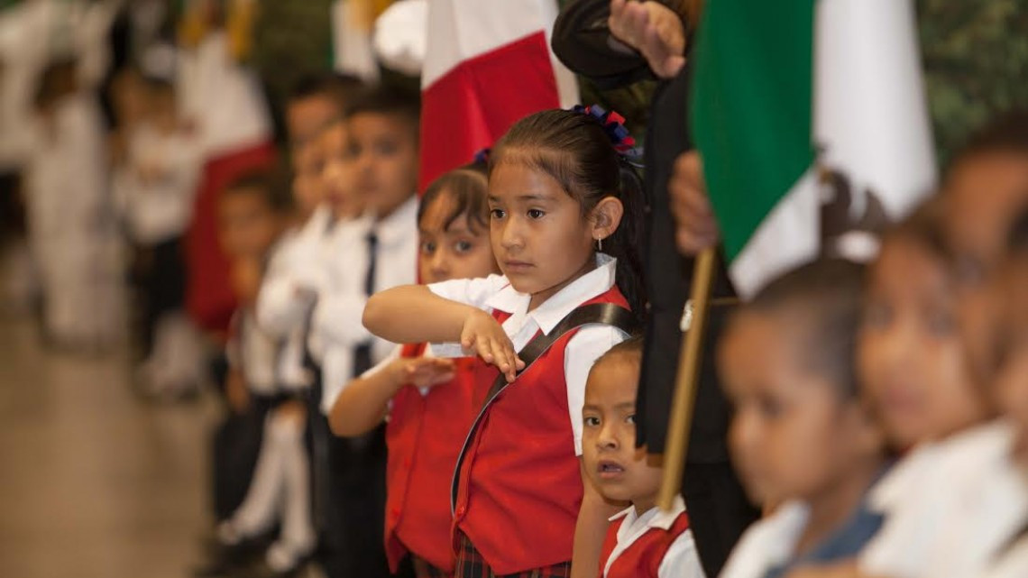 DIF participa en abanderamiento con escoltas de CAIC