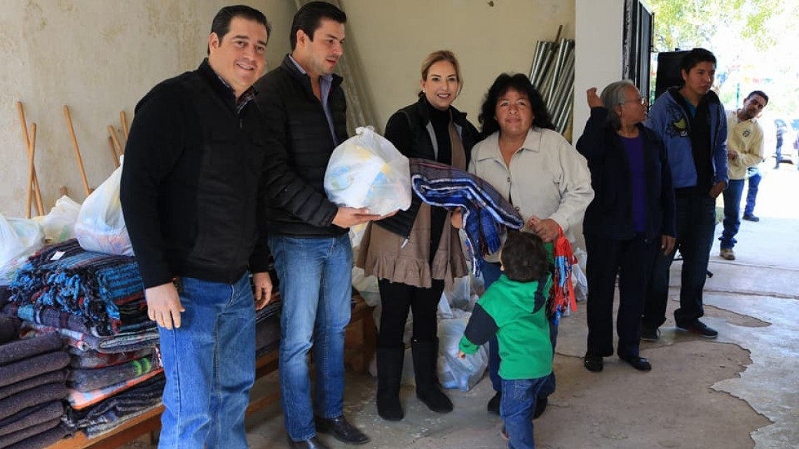 Entregan cobijas de “Abrigando Familias con Amor”