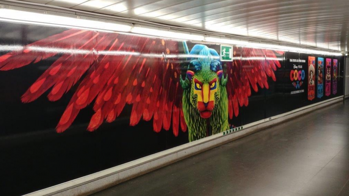 El metro de Madrid es tapizado con imágenes de “Coco”