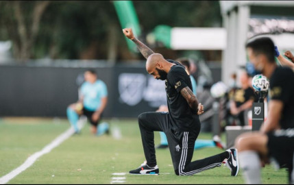 Thierry Henry se arrodilla en memoria de George Floyd