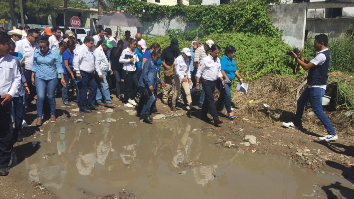 Recorre alcalde colonias con problemas de aguas negras