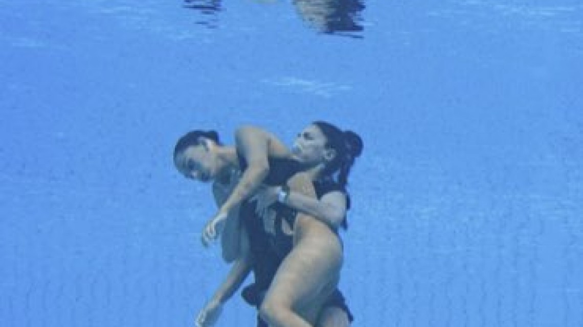 Se desmaya nadadora en plena competencia, entrenadora salta a rescatarla