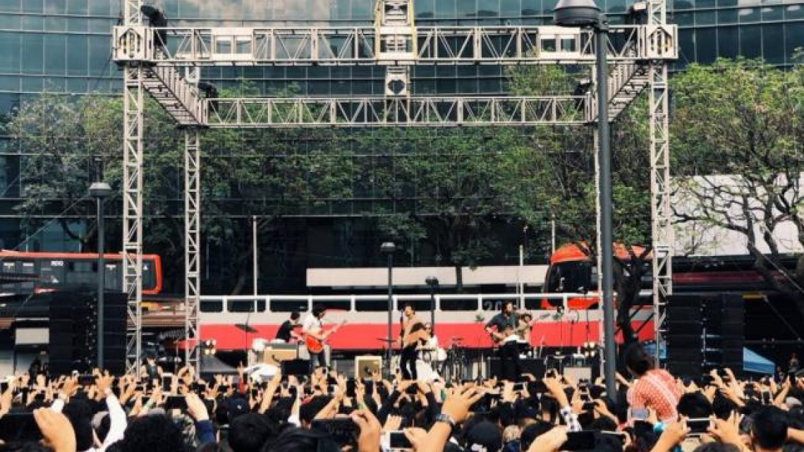 Zoé estrena disco en concierto sorpresa