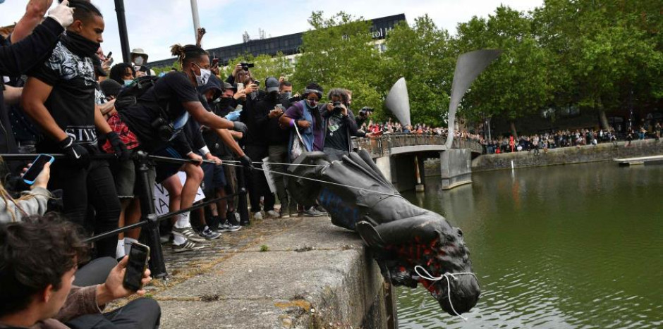 Manifestantes en Reino Unido derriban estatua del comerciante de esclavos 